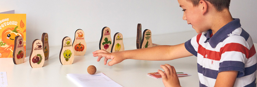 Jeu de quille avec des fruits et légumes